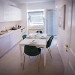 Apartment V *